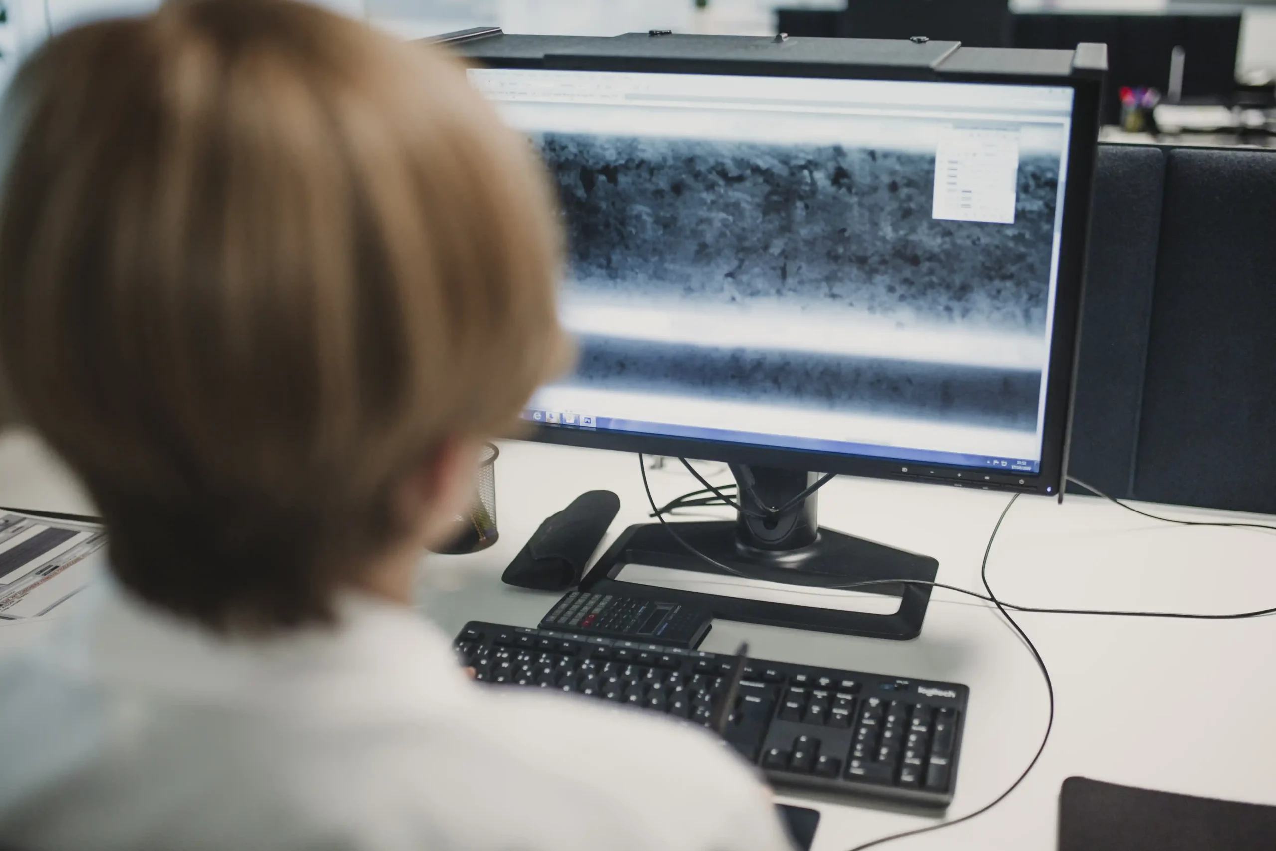 Equipo de diseño de Macer trabajando digitalmente el diseño de relieves cerámicos de los moldes