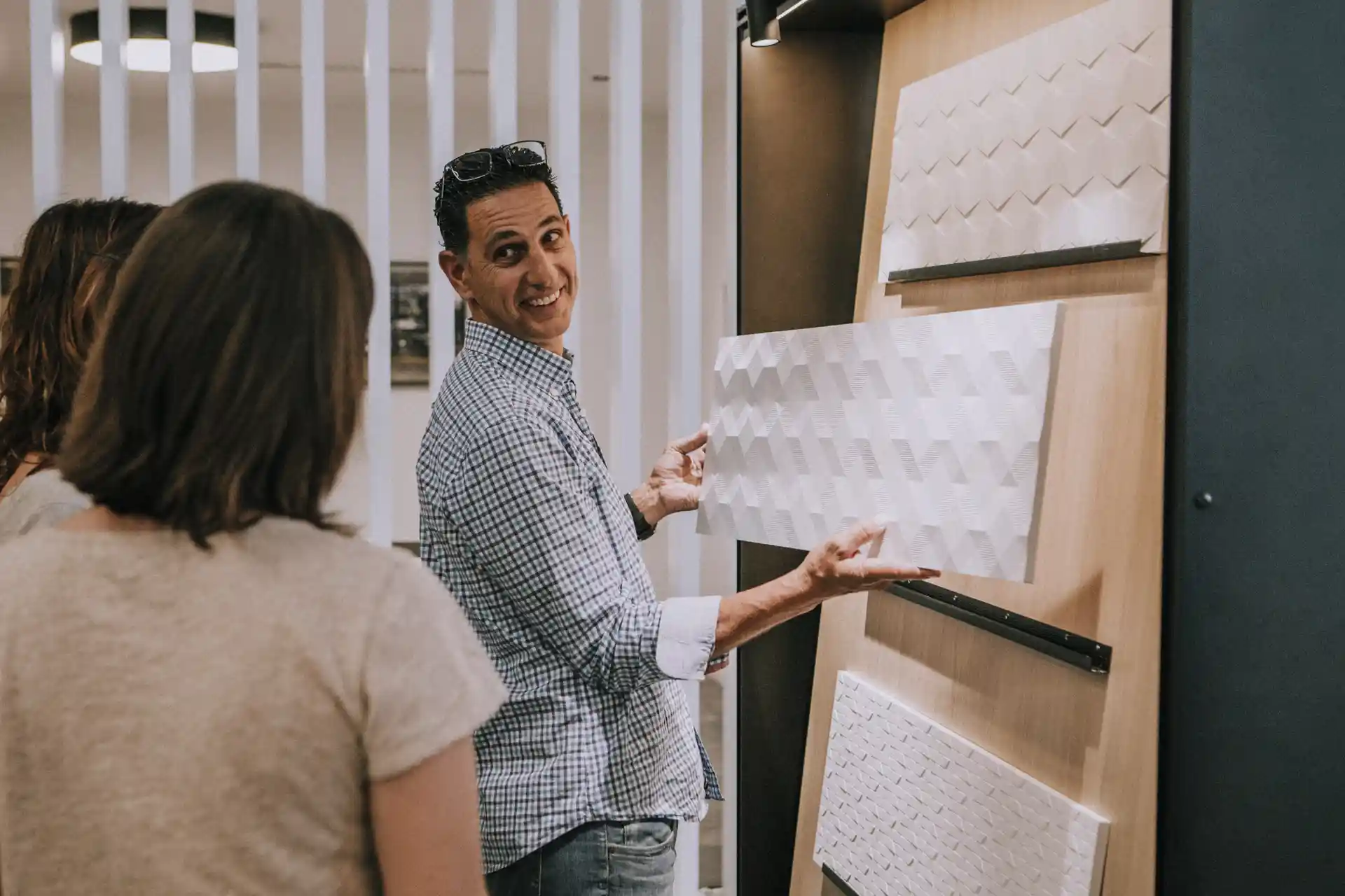 Diseñadores de Macer mostrando pieza diseñada a medida a clientes