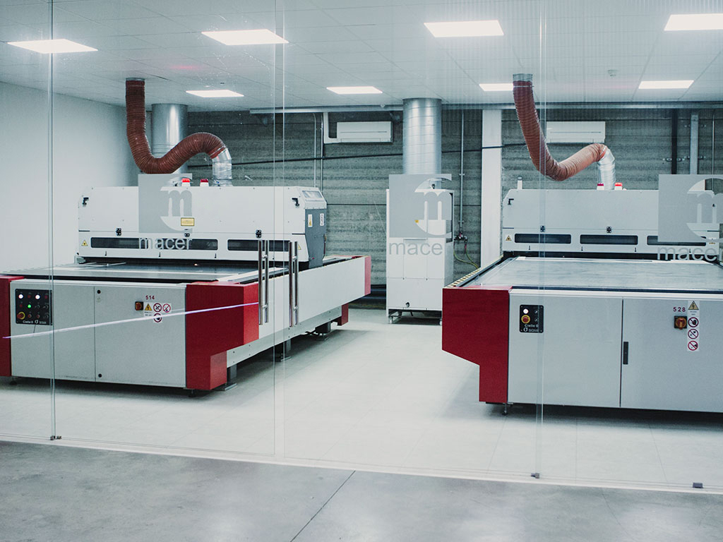 Máquinas de grabado láser con sistema de control CNC de Macer