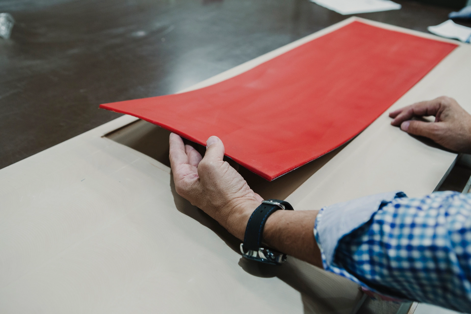 Trabajador de Macer muestra diseño en goma de prototipo